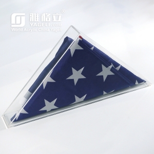 Прозрачная акриловая витрина с памятными вещами под американским флагом
 