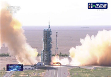 Все коллеги Ягели наблюдал за прямой трансляцией запуска Шэньчжоу 12 ракетных космических кораблей и послал поздравительные выступления