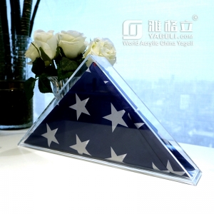 Прозрачная акриловая витрина с памятными вещами под американским флагом
 