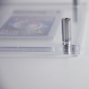 Акриловая подставка на 3 слота для демонстрации оценочных карточек TCG (совместима с PSA/BGS). 