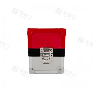 Металлический ящик для колоды красного и серебристого цвета с надежной защелкой. 