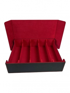 Пятисекционная коробка для хранения карточек для карточных коллекционных игр из искусственной кожи с красной подкладкой.